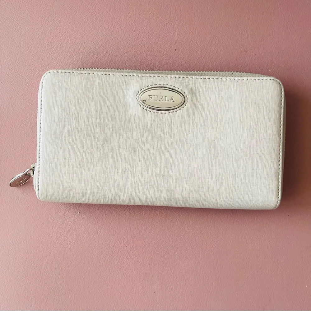 FURLA long wallet pure leather / off white / beige / zip around GUC - Picture 4 of 12